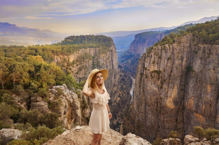 Tourist,Woman,In,White,Dress,And,Hat,Standing,On,The